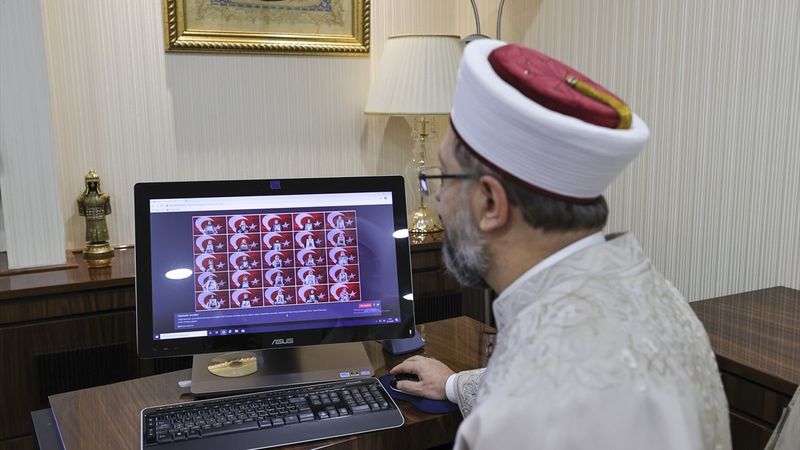 Diyanet İşleri Başkanı Erbaş  'Yılın Fotoğrafları'nı seçti