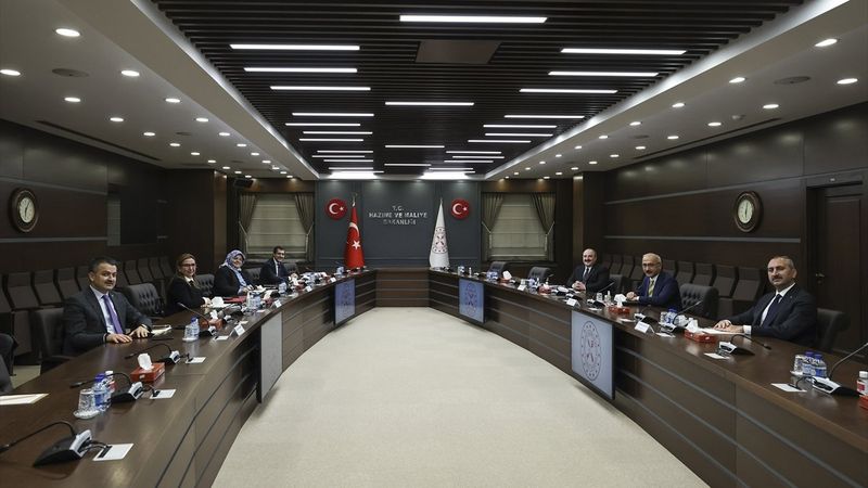 Bakan Elvan'ın ev sahipliğinde 6 bakan 'ekonomi ve reform' gündemiyle bir araya geldi