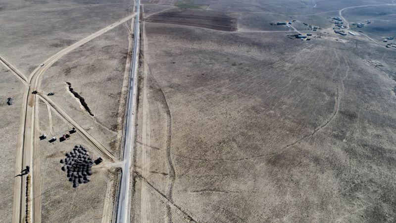 Konya'daki 630 metre çapındaki obruğun üzerinden geçen yol taşınıyor