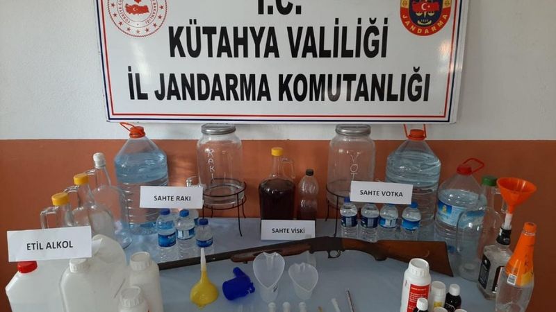 Kütahya’da hazırladığı sahte içkileri pazarda satarken yakalandı