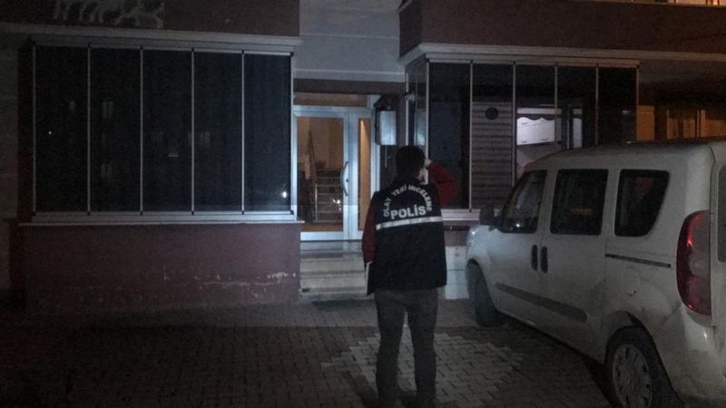 Kocaeli'de tabancasını temizlerken annesini bacaklarından vurdu