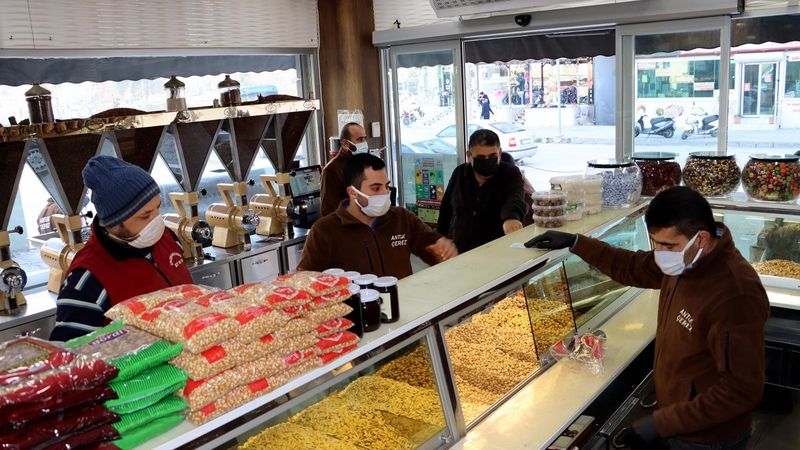 Hatay'da yılbaşı için kuru yemişe yoğun talep