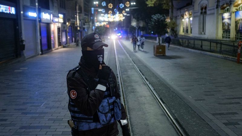 80 saatlik sokağa çıkma yasağı başladı