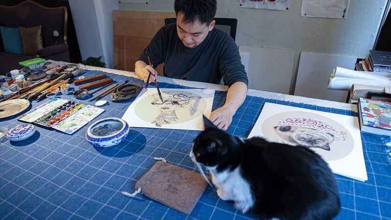 Çinli sanatçı, yerleştiği İstanbul'da Türk-İslam motifleri ile Çin sanatını sentezliyor