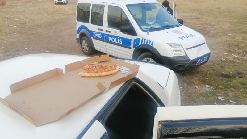 Kayseri'de otomobil hırsızları çaldıkları araçta pizza yerken yakalandı