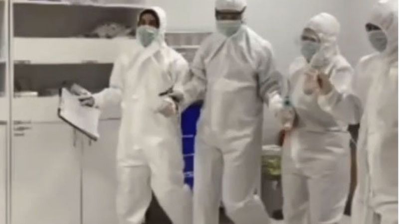 Sivas'ta bir grup sağlık çalışanı halay çekerek 2021’e girdi