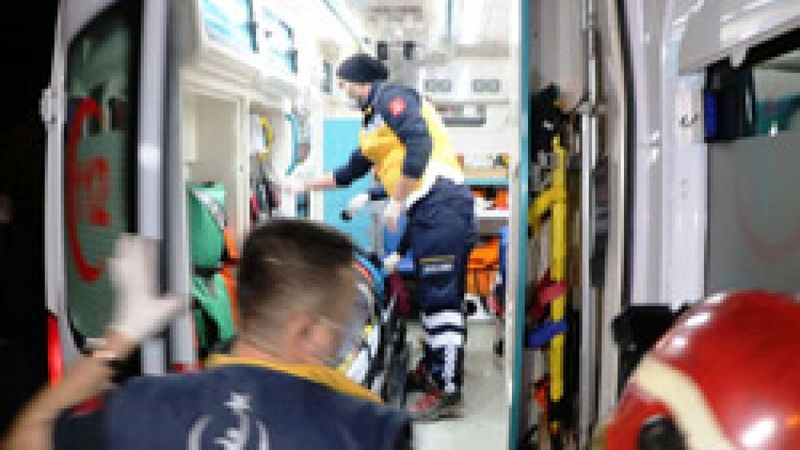 Sakarya'da kriz geçiren kadını kurtarmak için balkondan girdiler