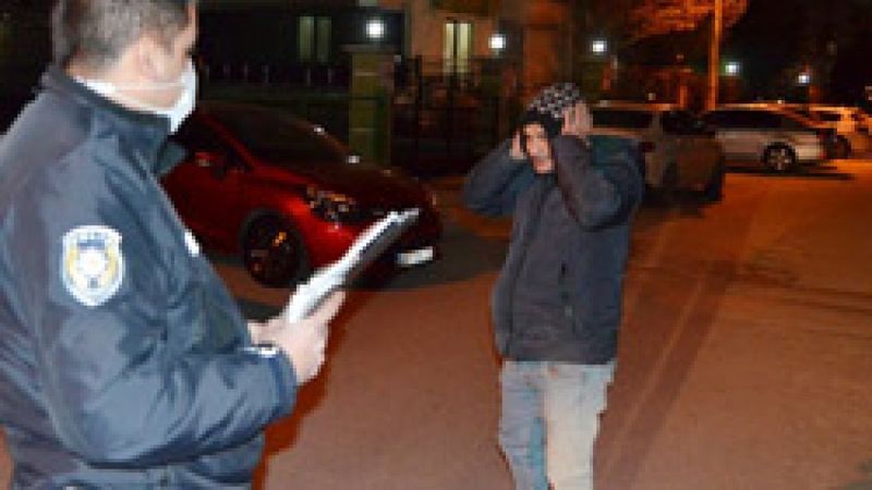 Aksaray'da kısıtlamaya uymayan genç, apartmanın bodrumunda saklanırken yakalandı