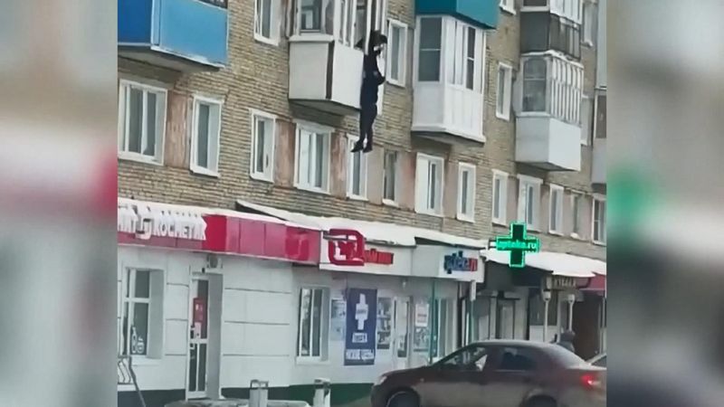Rusya’da evli kadınla basıldığı iddia edilen kişinin kaçma anı kamerada