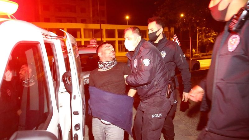 Adana'da kuyumcuya giren iki hırsız suçüstü yakalandı