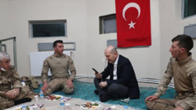 Bakan Soylu'nun askerlerle yer sofrası, Cumhuriyet'i rahatsız etti
