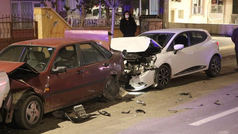 Sivas’ta alkollü sürücü ortalığı birbirine kattı: 2 araca çarptı