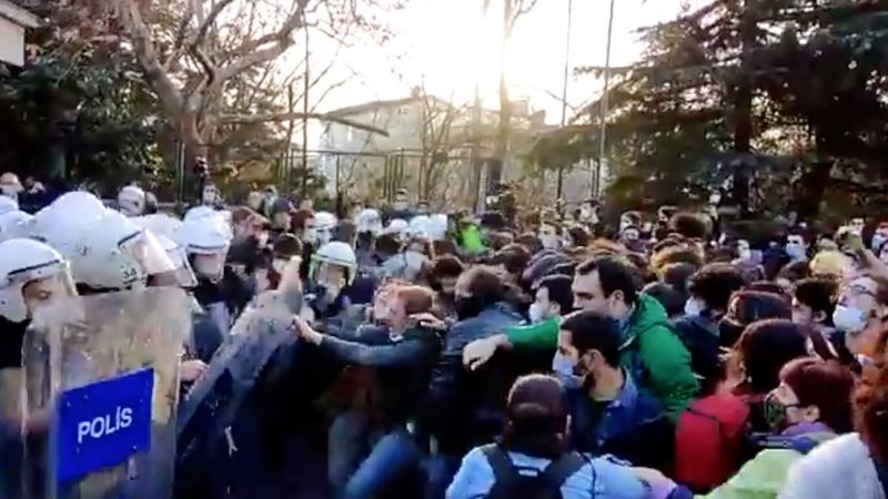 Boğaziçi Üniversitesi'nde eylemcilerden 'katil polis' sloganları