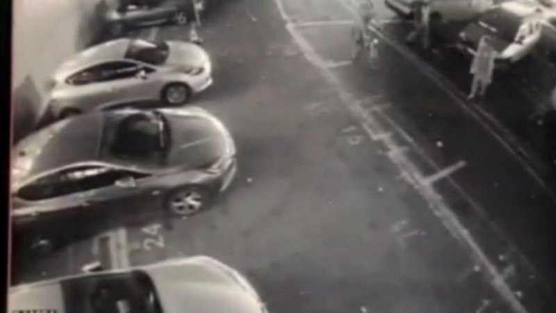 Bursa'da hırsızlık yapmak için lüks otomobilin tentesini kestiler