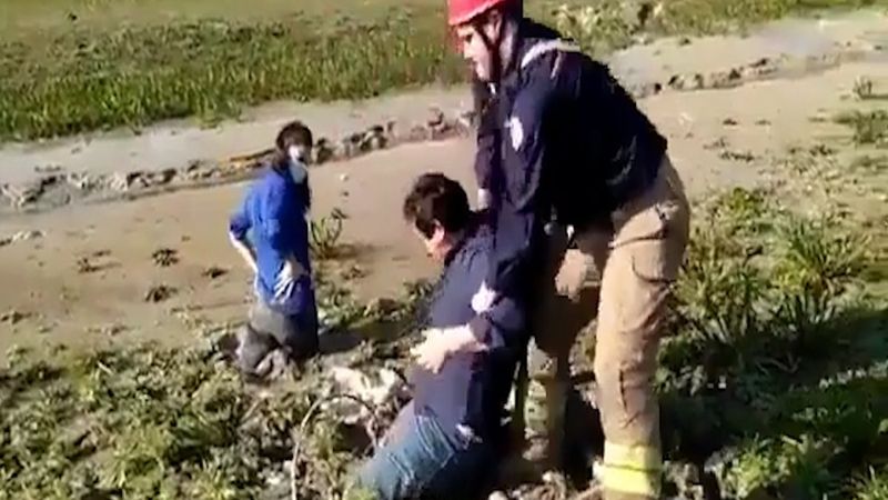 Sazlıbosna Barajı'na giden haberciler balçığa saplandı