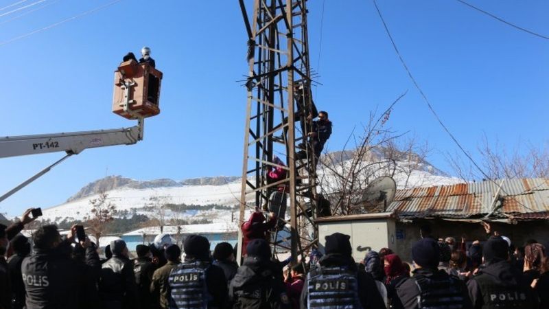 Van'da kaçak elektriği engellemeye çalışan ekiplere müdahale