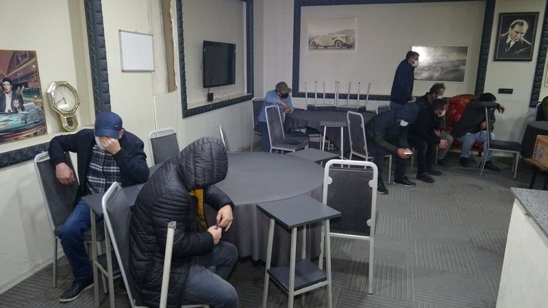 Bursa’da kapalı olması gereken kahvehaneyi polis bastı: 53 bin 550 TL ceza