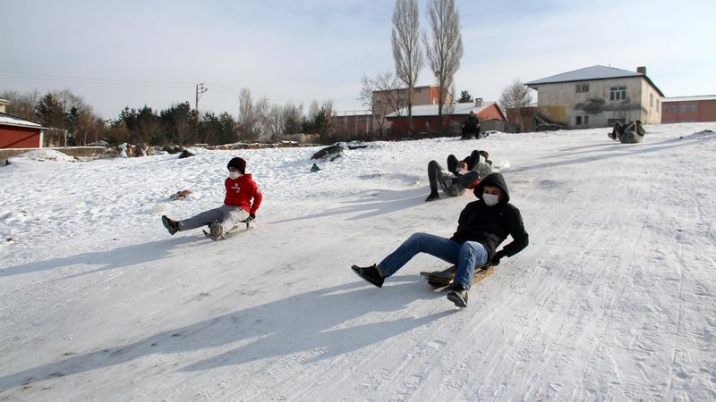 Ardahan'da çocukların kızak keyfi