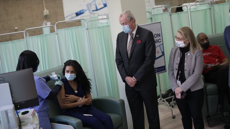 ABD’deki Newark Üniversite Hastanesi çalışanları ikinci doz aşıyı vuruldu