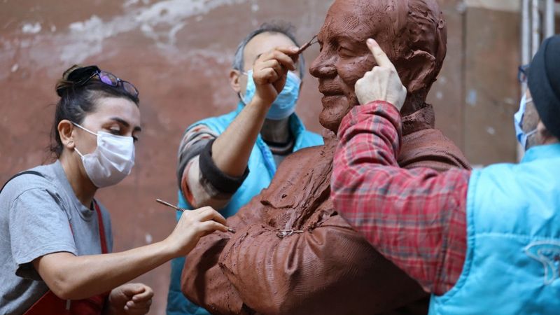 CHP'li Buca Belediyesi Bekir Coşkun'un heykelini yapıyor