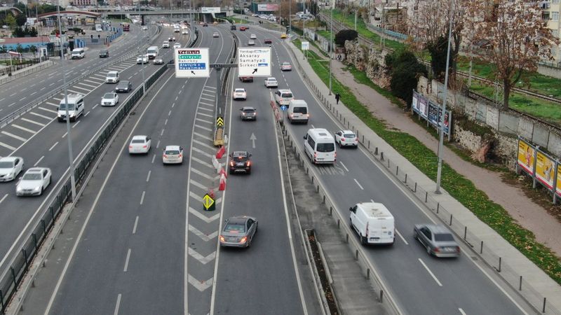Avrasya Tüneli yoluna geri girerek kaçıyor, trafiği tehlikeye düşürüyorlar