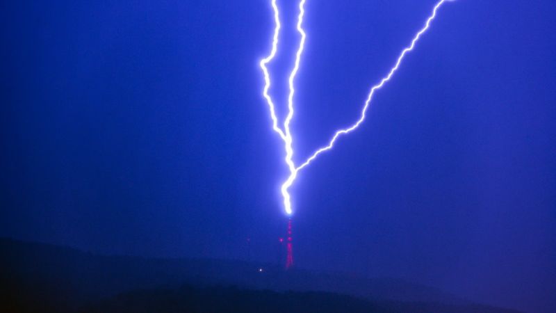 Çanakkale'deki Televizyon Verici Kulesi üzerine düşen yıldırımı fotoğrafladı