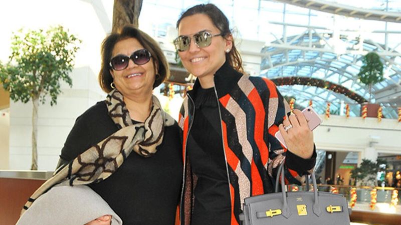 Demet Akalın'dan annesi Şenay Akalın'a lüks hediye