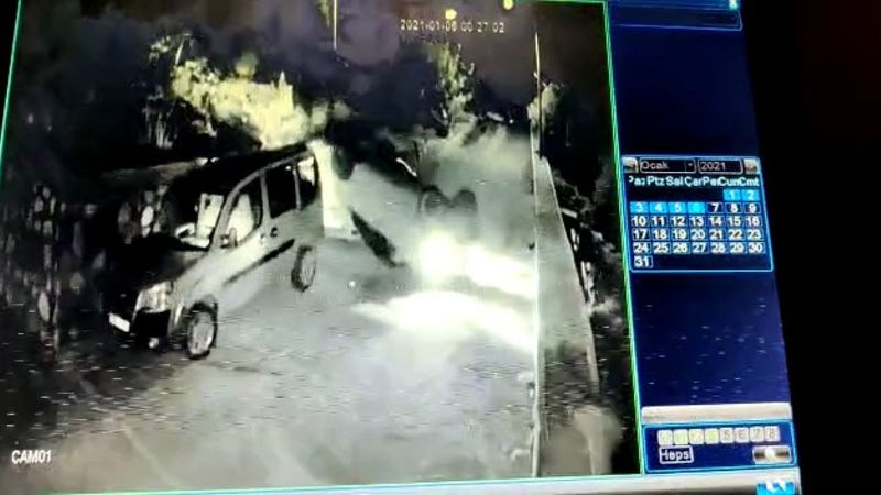 İzmir'de şarampole uçan otomobil, takla atarak sokağa düştü