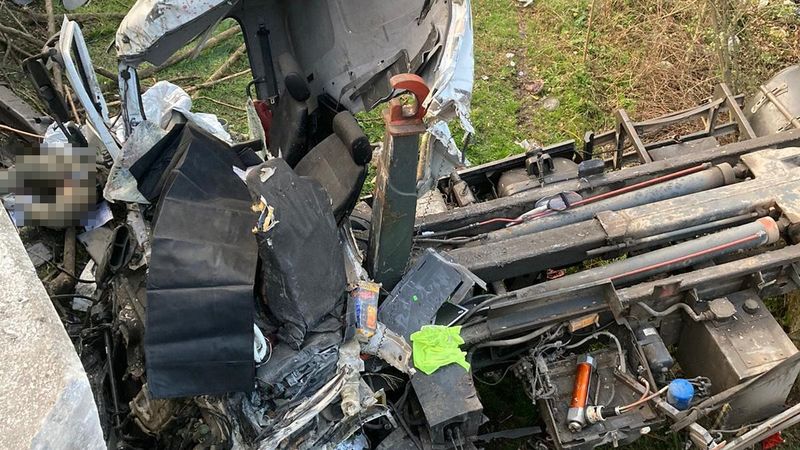 Sakarya’da kontrolden çıkan kamyon takla attı: 2 ölü