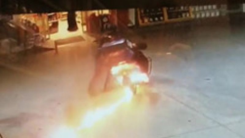 Zonguldak'ta yakıt alan motosikletlinin aracı yandı