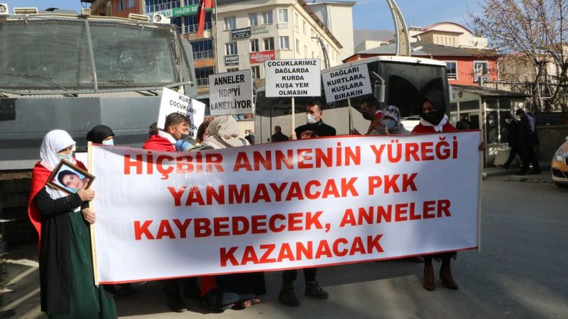 Hakkari HDP il binası önünde evlat eylemi