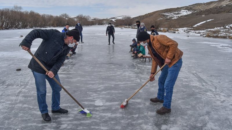 Buz tutan Kars Çayı'nda köylüler curling oynadı