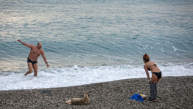 Antalya'da kısıtlamadan muaf turistler denize girdi