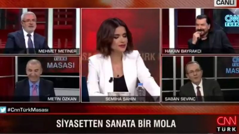 CNN Türk'te siyasetten sıkılan yorumcular Türk Sanat Müziği'ne yöneldi