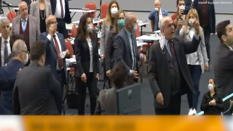 Tevfik Göksu konuştu, CHP'li üyeler belediye meclisi oturumunu terk etti
