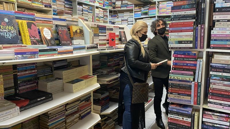 İzmir'de 46 yılda sokağa atılan 100 bin kitabı toplayıp, dükkan açtı