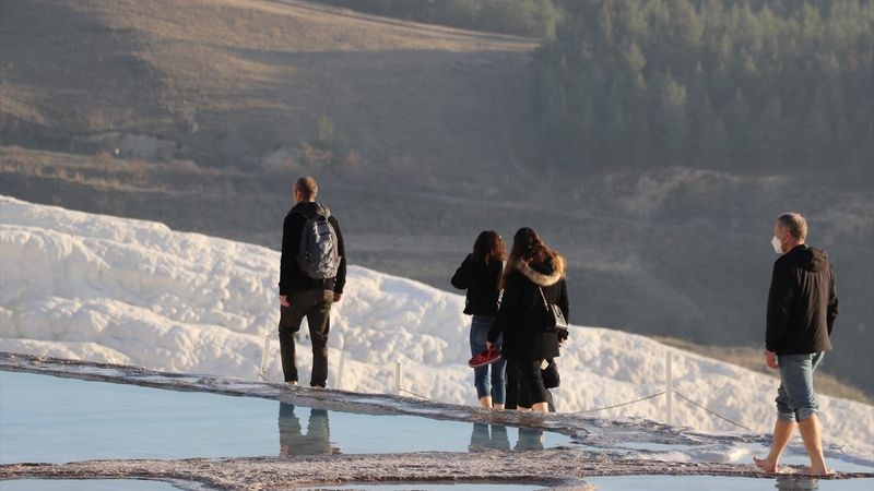 Pamukkale yılın ilk günlerinde ziyaretçi akınına uğradı