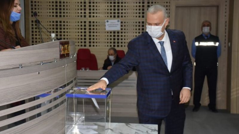 Menemen Belediyesi'nde çekilen kurayı AK Partili Pehlivan kazandı