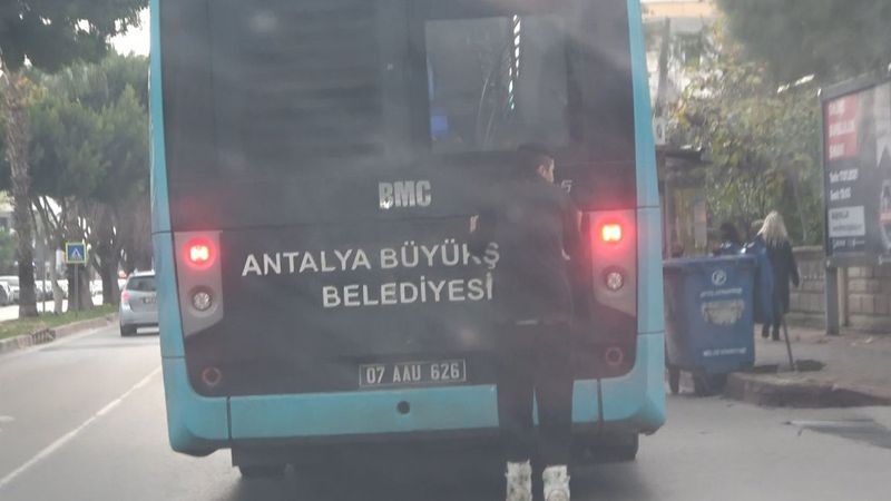Antalya’da patenli genç, şoförün elinden zor kurtuldu