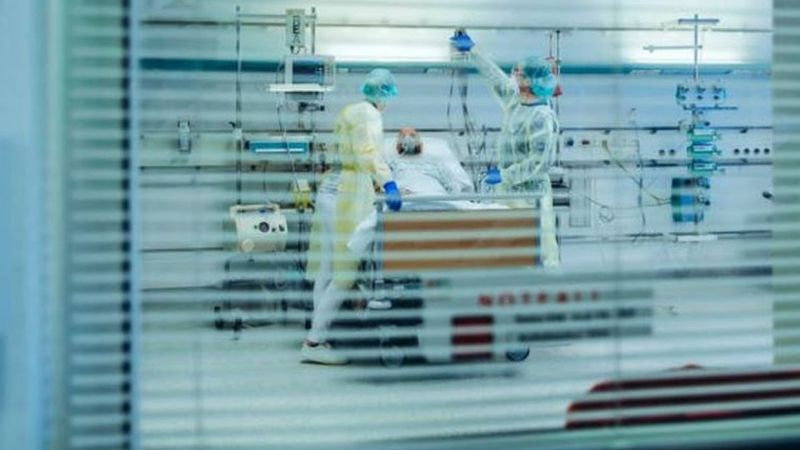 İngiltere'de sağlık çalışanları koronavirüsten etkileniyor