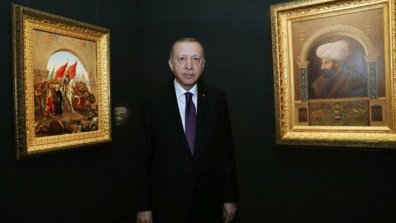 Cumhurbaşkanı Erdoğan İstanbul'un fethi tablosu önünde poz verdi