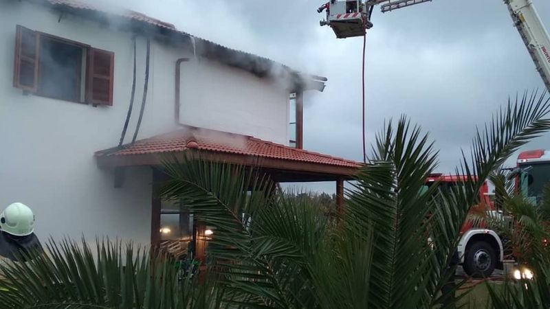 İzmir'de çatı yangını korkuttu