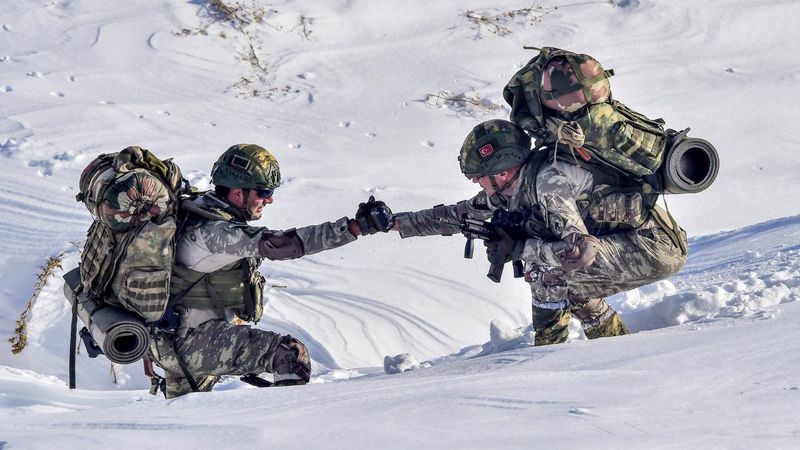 MSB'den karlar altında Mehmetçik paylaşımı: Mehmetler sağ olsun