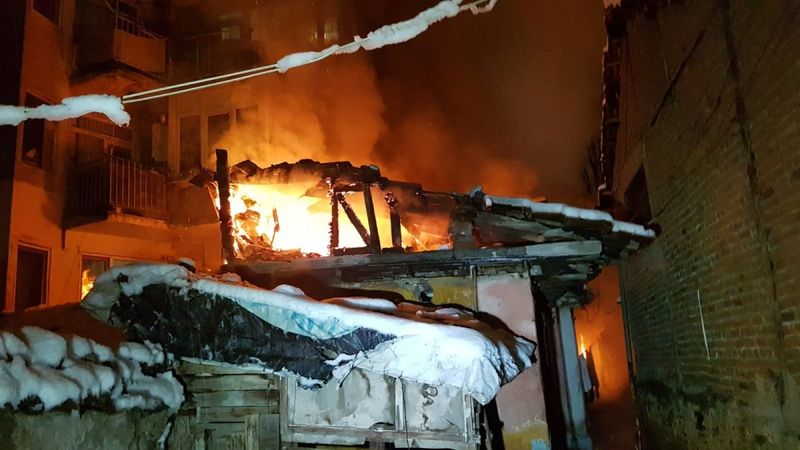 Bursa’da yangını kar atarak söndürmeye çalıştılar