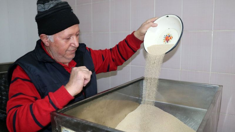 Afyonkarahisar'da ürettiği haşhaşları ezme yapıp satıyor