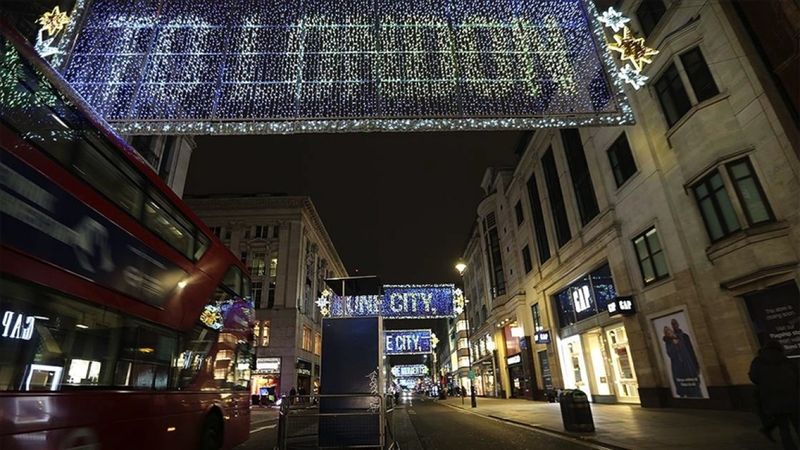 İngiltere'nin hizmete dayalı ekonomisi koronavirüsten olumsuz etkilendi