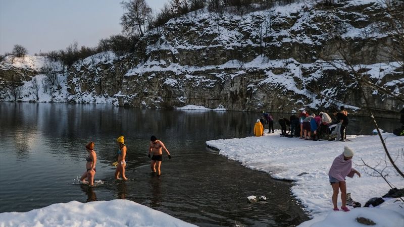 Polonya’da dondurucu soğukta suya girdiler
