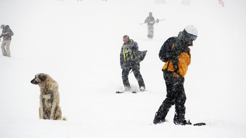 Uludağ’da kar kalınlığı 1 metreye çıktı, pistler şenlendi