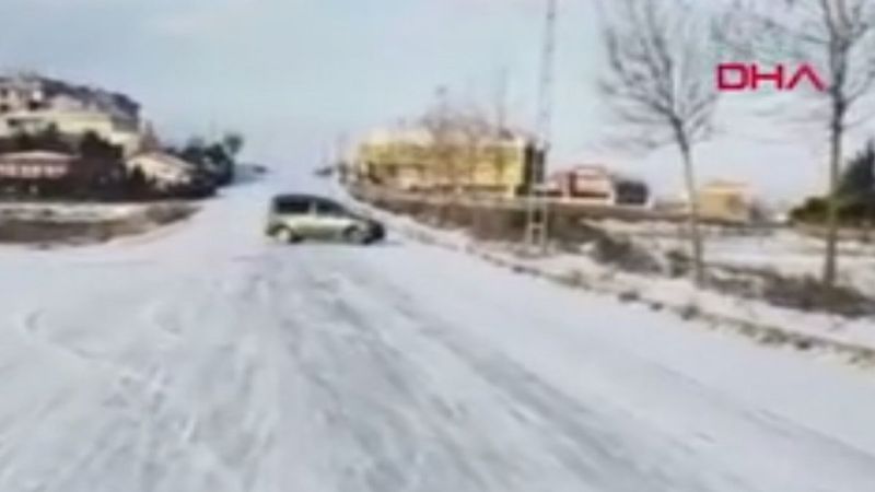 Büyükçekmece'de buz tutan yolda drift