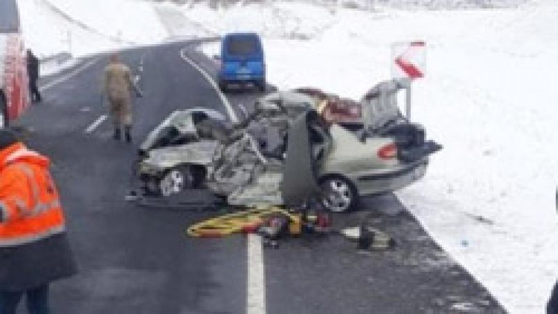Erzurum'da yolcu otobüsünün çarptığı araçtaki 3 kişilik aile hayatlarını kaybetti